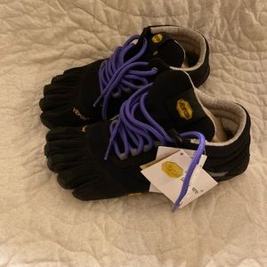 Vibram FiveFingers Trek Ascent women’s insulated size 7.5, black and purple NWT